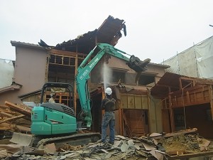 解体工事に掛っています