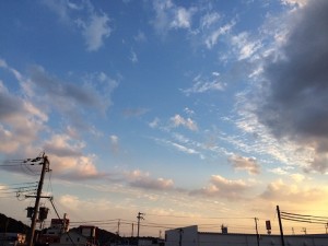 秋の空が高いのは‥