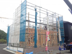 『 岸原建築日記 』・・暑い暑い一日の棟上げ！