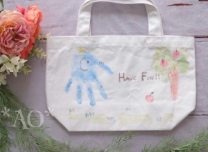 お子様の手形でかわいいアート作品を作りましょう