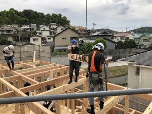 本日、棟上げ工事中です。