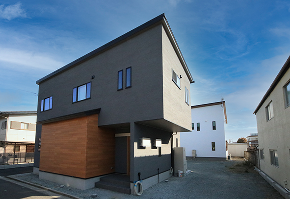 耐震構法ＳＥ構法で建てた、大開口の窓と吹き抜けあるリビングのお家　