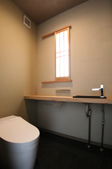 耐震構法ＳＥ構法で建てた、大開口の窓と吹き抜けあるリビングのお家　