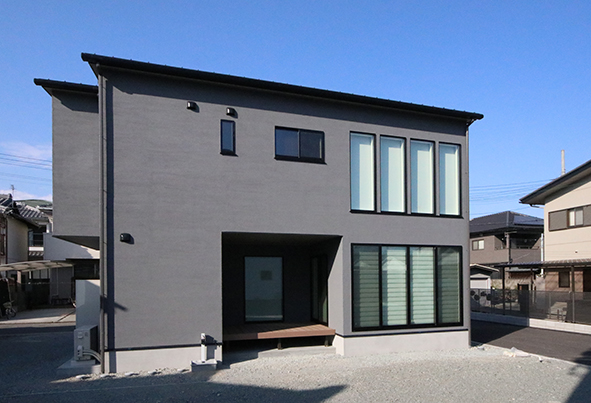 耐震構法ＳＥ構法で建てた、大開口の窓と吹き抜けあるリビングのお家　