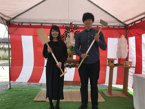 桜満開のなか地鎮祭、上棟式でした