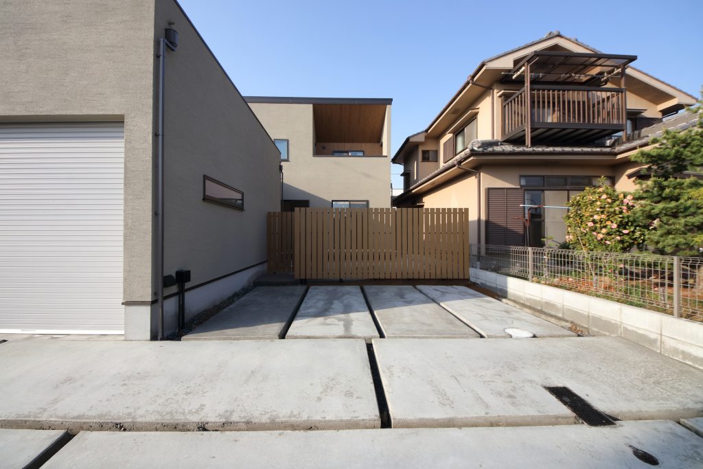 街に溶け込む、インナーガレージのある住まい　