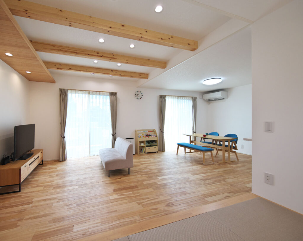 小上がり畳リビングのあるナチュラルモダンの住まい　