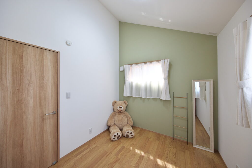 グリーンのアクセントクロスがかわいい子供部屋