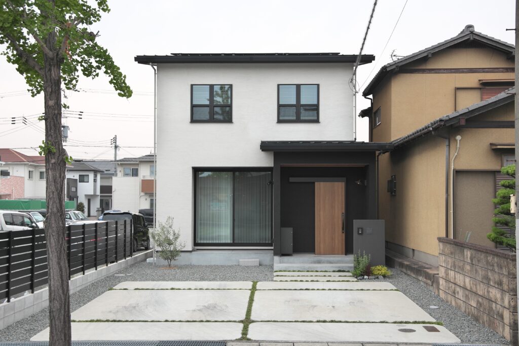 注文住宅 外観 ホワイト×ブラックのシンプルモダンな二階建て住宅