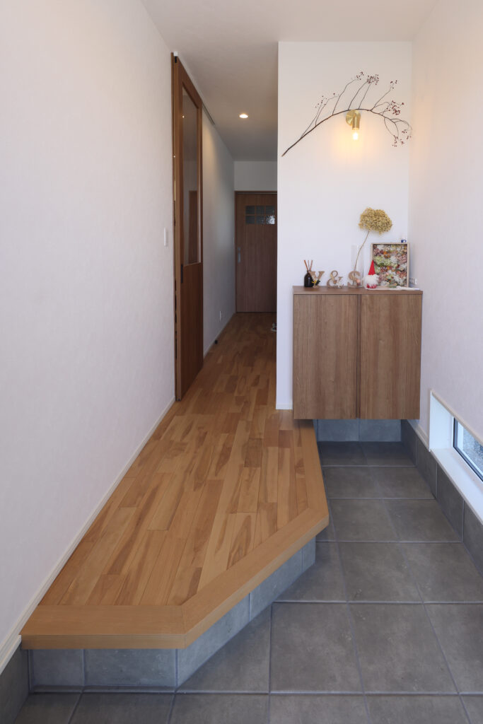 やさしい木のぬくもりと、家族が自然と集まる南欧風の住まい