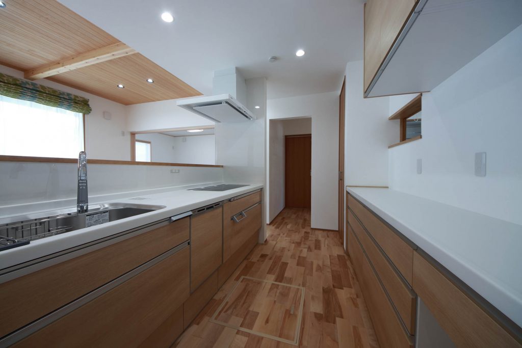 キッチンは左右どちらにも移動できるアイランドキッチンを採用。